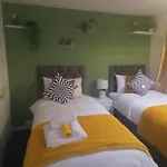Golden Plush Suites - Beautiful Luxury 3 Bed House In Leicester