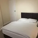 Room In Guest Room - Spacious Room In Leicester