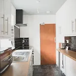 Room In Guest Room - Big Room In Leicester
