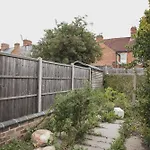 Room In Guest Room - Big Room In Leicester