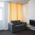 Room In Guest Room - Big Size Room In Leicester City