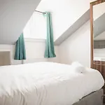 Room In Guest Room - Big Size Room In Leicester City