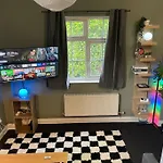 Cosy Flat Near Centre With Parking