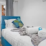 Spacious, Luxurious Cliffes