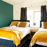 3 Bedrooms Homely House Sleeps Seven Comfortably With Three Double Beds And One Single Bed Free Parking On Private Drive For Upto 3 Cars Vans For Business Travellers Contractors And Holiday Goers Near All Major Transport Links