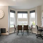 Entire Luxurious 2 Bedroom Flat