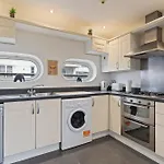 Desi Suite, Free Parking, Balcony