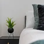 City Centre Luxury Apartment , Sofa Bed, Wifi, Netflix, Urban Retreat