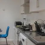 2Br-Sleeps5-Citycentre-Ws98