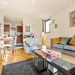 The City Suite- Comfy Blissful Getaway In Leicester City Centre L Samsung Smart Tv With Free Netflix High-Speed Wi-Fi