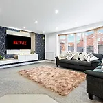 Glade House-3-Bed Home With Free Parking I Free Wifi I 65-Inch Tv