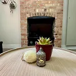 Luxury 4-Bed 3 Bathroom House In Leicester City