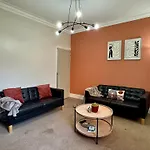 Luxury 4-Bed 3 Bathroom House In Leicester City