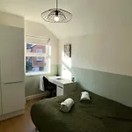 Luxury 4-Bed 3 Bathroom House In Leicester City