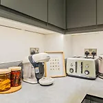 Beautiful Apartment In City Centre With Free Parking, Self-Check-In, Fast Wifi, Smart Tv And Rooftop Terrace By Yoko Property