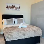 Two Bed Apartment By Lurxury Stays