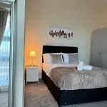 Two Bed Apartment By Lurxury Stays