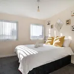 Leicester - Apartment - Sleeps 6 - 97Ws