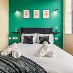 Chic City Escape - 1Br City Centre