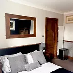 Hostel Log Cabin Sleeping Pods With Free Breakfast Parking Drinks