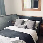 Hostel Log Cabin Sleeping Pods With Free Breakfast Parking Drinks