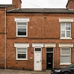 2 Bedroom Apartment By Littlepiggyrentals Short Lets & Serviced Accommodation Leicester With Wi-Fi, Free Parking & Outdoor Area