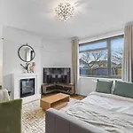 Large 4Br Leicester House, Modern, Sleeps 10, M1&M69, Garden, Fast Wifi, Free Secure Parking, Long Stay & Contractors Welcome