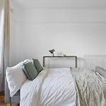 Large 4Br Leicester House, Modern, Sleeps 10, M1&M69, Garden, Fast Wifi, Free Secure Parking, Long Stay & Contractors Welcome
