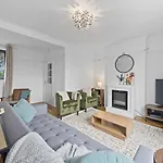 Large 4Br Leicester House, Modern, Sleeps 10, M1&M69, Garden, Fast Wifi, Free Secure Parking, Long Stay & Contractors Welcome