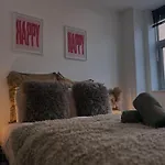 Groovy Central King Suite - Free Gym!