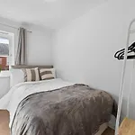 Spacious 3Br Leicester Home, Sleeps 8, Free Parking, Fast Wifi, Long Stay & Contractors Welcome