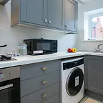 5 Bed House, Sleeps 9, Separate, Driveway, Close To City