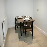 5 Bed House, Sleeps 9, Separate, Driveway, Close To City