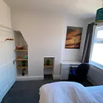 Cosy 2-Bed House - Sleeps 4 Garden & Pet-Friendly