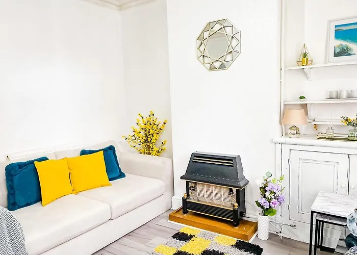 Beautiful 2 Bedroom House - Free Parking - Lt House