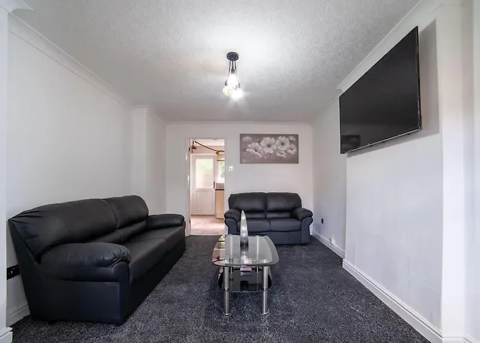 Cheerful 3 Bedroom Family Home With Parking