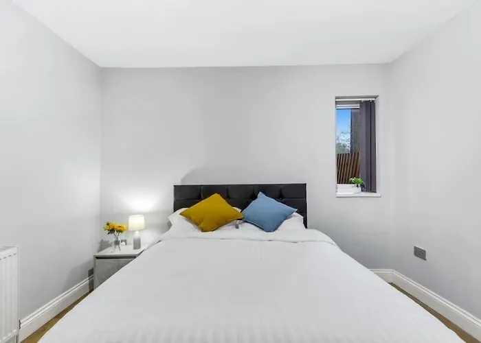 Amazing 2 Bedroom Apartment , Ground Floor ,Garden ,Free Wi-Fi , Free Parking ,Sleeps Up To 6