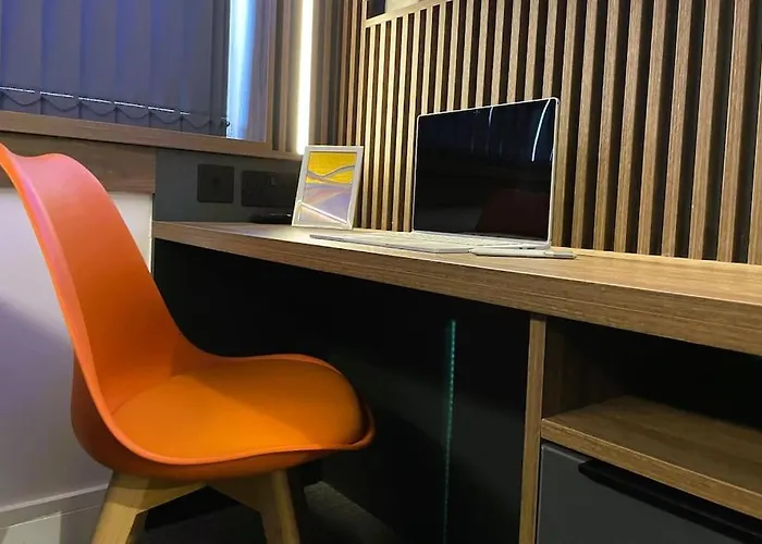 Unwind In Style, One-Bedroom Haven 2C Close To Dmu