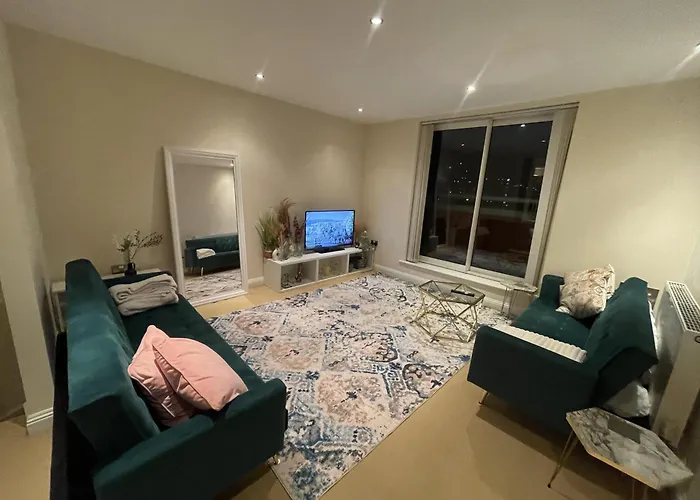 Free Parking Near City Centre & Stadium Sleeps 6-8