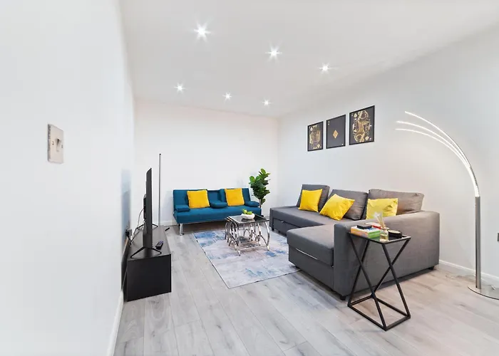 Last-Minute Specials L Modern Flat With Pool Table L Sleeps 5 L By Zen Nights Short Lets & Serviced Accommodations