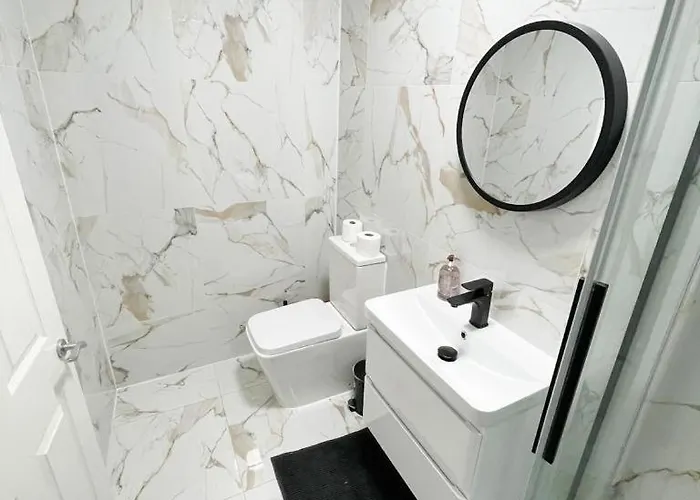 Luxury Stylish Studio Flat +Spacious Bathroom-No 6