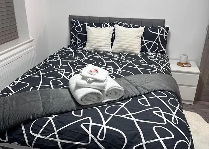 Stunning 2-Flat In Leicester!