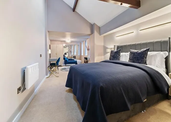 New Large Luxurious 2 Bed City Penthouse + Parking