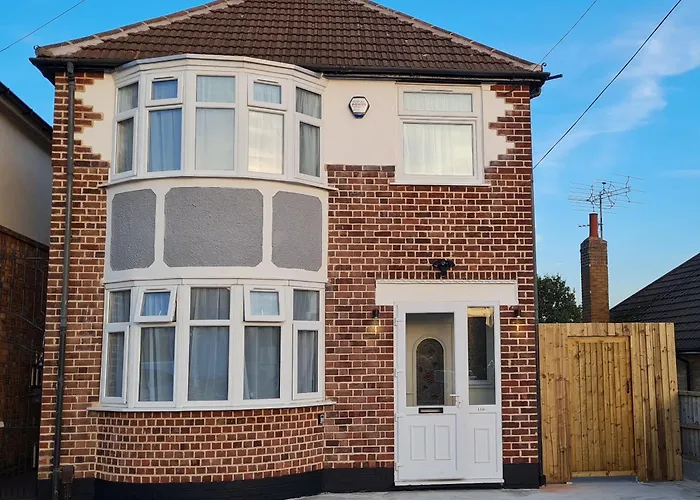 Shm Stays Leicester. Newly Renovated!! 15 Min Drive From City Centre, University. 9 Min Drive To Leicester City Stadium, 5 Min Drive To M1 & M69. 2 Min Walk To Bus Stop.