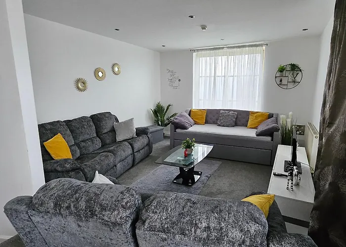 Deluxe Apartment Sleeps Up To 6
