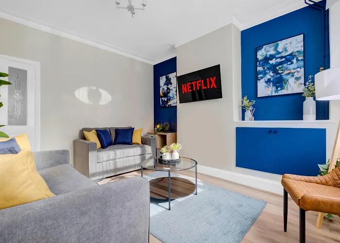 Inspira Stays - Stylish Modern 2 Bedroom House - 7 Mins From M1 - Free Parking - Wifi & Smart Tv