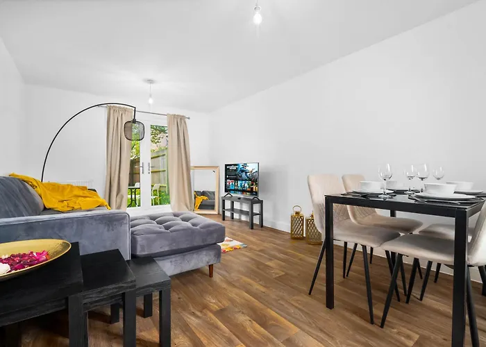 Spacious 4-Bed House In Leicester Free Parking