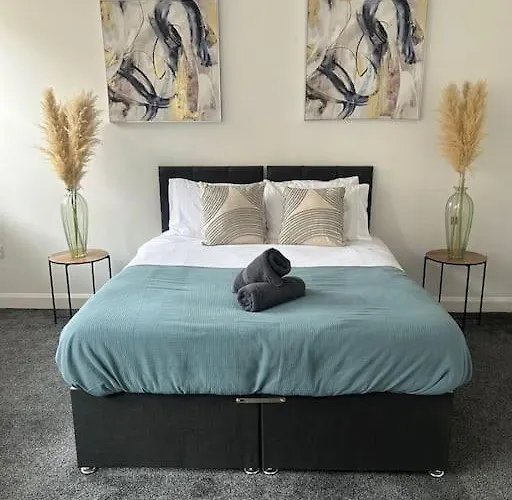 Spacious Leicester Apt With Free Parking, Sleeps 6