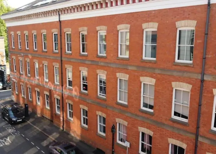 City Centre Location Spacious Manhattan Style Flat