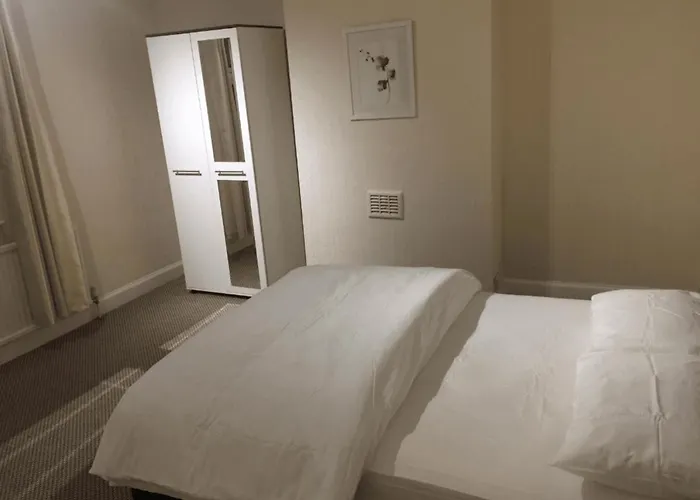 Room In Guest Room - Spacious Room In Leicester